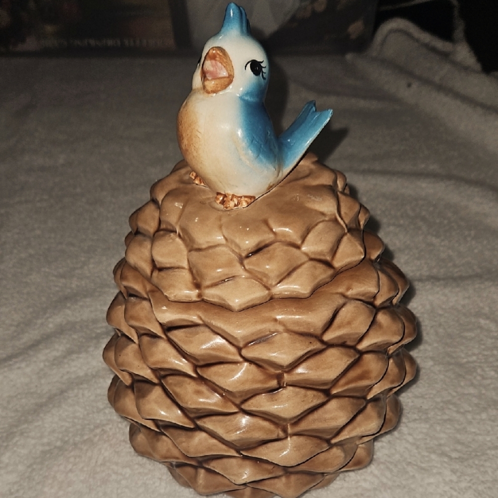 Vintage Metlox cookie jar. bluebird on pinecone . 12"